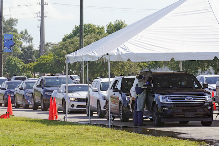 Automóviles hacen fila en el sitio de pruebas diagnósticas de COVID-19 en las instalaciones de la universidad Miami Dade College North, el jueves 29 de julio de 2021, en Miami.