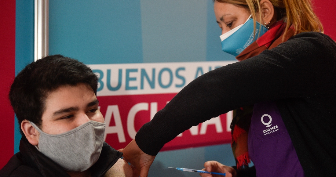 Una trabajadora de salud aplica la vacuna de Moderna contra la COVID-19 a un joven en un centro de salud en Quilmes, Argentina, el martes 3 de agosto de 2021.