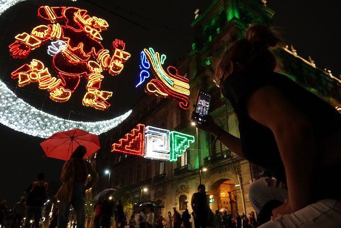 La inauguración de la luminaria con motivo de los "500 años de Resistencia Indígena".