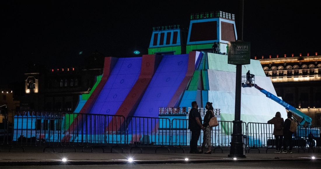 A pocos días de inaugurarse la instalación de la maqueta del Templo Mayor en el Zócalo de la Ciudad de México, decenas de personas se congregan para ver las pruebas de iluminación del mismo.