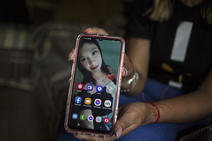 Esmeralda Millán muestra una selfie tomada el 1 de diciembre de 2018, el día antes de que fuera atacada con ácido por su expareja, en la casa de su abuela en el estado de Puebla, México, el martes 22 de junio de 2021. El atacante de Millán fue arrestado y encarcelado bajo cargos de intento de feminicidio el mismo año del ataque. Millán sufrió quemaduras en el lado derecho de su cara, el cuello, el pecho y las manos.