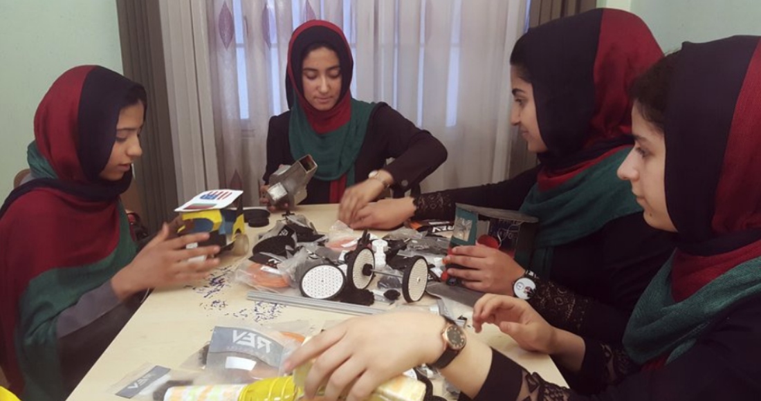 En esta foto de archivo del 6 de julio de 2017, adolescentes de la Casa de Robótica afgana, un instituto privado, practican en Herat, Afganistán.