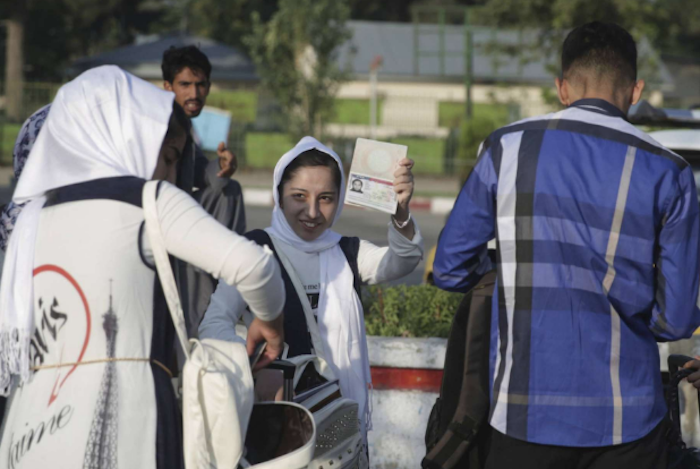 Una niña que pertenece al equipo femenil de robótica de Afganistán en 2017. Foto: Massoud Hossaini, AP