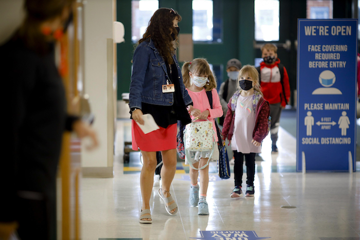 Niños llegan a su escuela en la Primaria Elemental Lee en Massachusetts, el 16 de septiembre de 2020. 