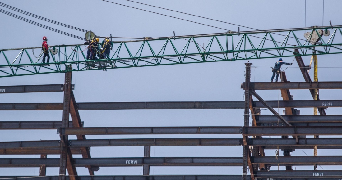 Obreros colocan vigas de acero para la construcción de un edifico en la colonia Tabacalera de la Ciudad de México.