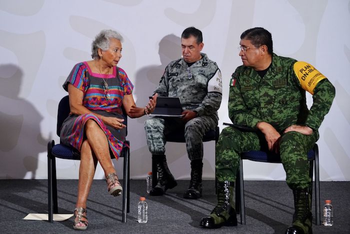 Olga Sánchez Cordero, entonces Secretaria de Gobernación, conversa con Luis Cresencio Sandoval, Secretario de la Defensa Nacional, durante la "mañanera" de hace unos días en Puerto Vallarta.