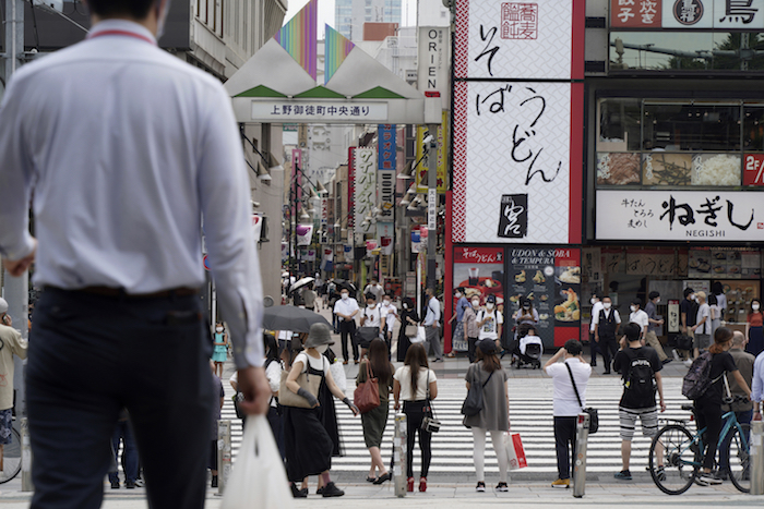 Personas caminando cerca de la estación Ueno, en Tokio, el 30 de julio de 2021. 