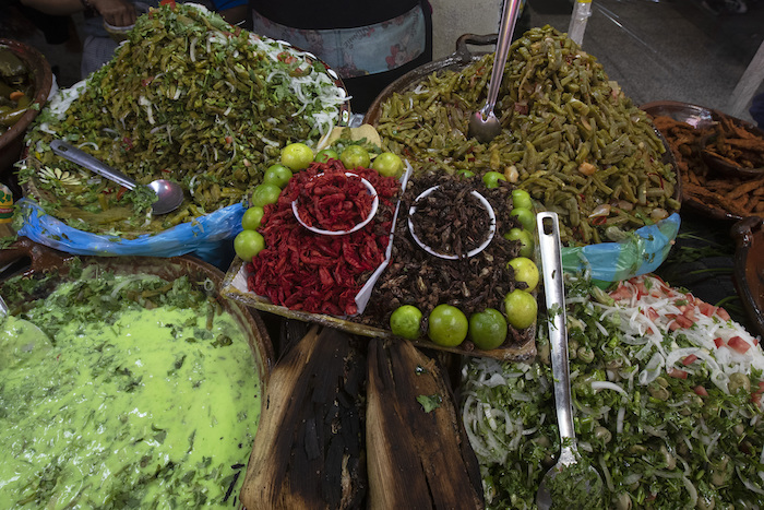 Cangrejos, saltamontes y otras delicias locales, expuestas en un puesto de comida en el mercado de Xochimilco, en la Ciudad de México, el 12 de agosto de 2021. 