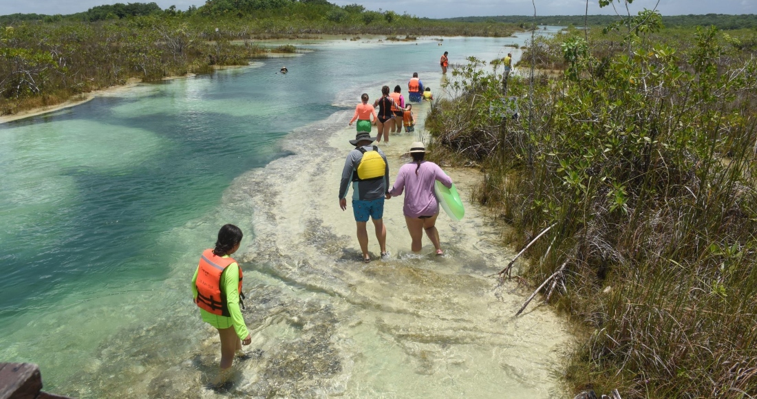 Los Rápidos de Bacalar, ubicados en Quintana Roo, son un sitio visitado comúnmente por turistas que van a la entidad. El lugar está rodeado de enormes estromatolitos simulando un ancho camellón. El canal se puede recorrer nadando o a bordo de un kayak.