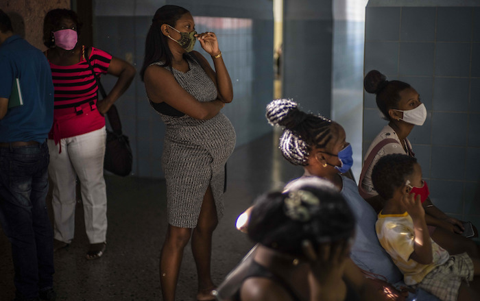 Una mujer embarazada espera para recibir una dosis de la vacuna Abdala cubana contra COVID-19 en una clínica en La Habana, Cuba, el jueves 5 de agosto de 2021.