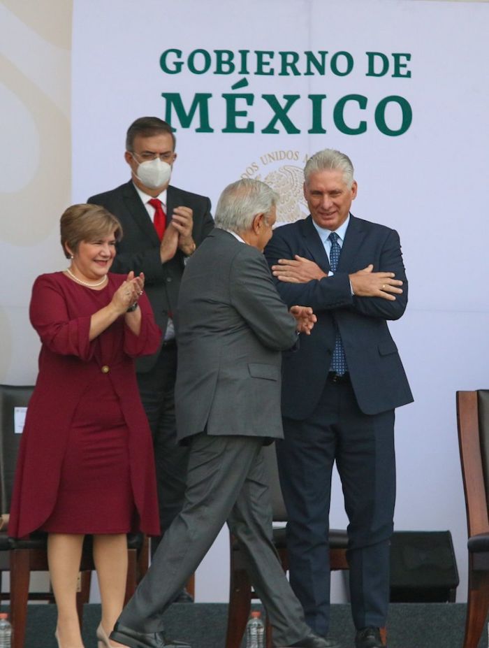 Andrés Manuel López Obrador, Presidente de México, encabezó la parada militar por la conmemoración de los 211 años del Grito de la Independencia, en el Zócalo. Lo acompañó Miguel Díaz-Canel, Presidente de Cuba. 