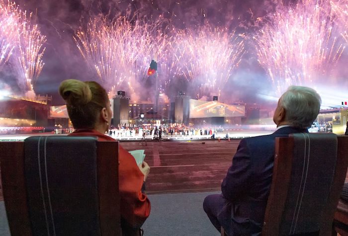 Andrés Manuel López Obrador Presidente Constitucional De Los Estados Unidos Mexicanos Y Su Esposa Beatriz Gutiérrez Müller Presidieron El Espectáculo Por Los Años De La Consumación De La Independencia En Plaza De La Constitución