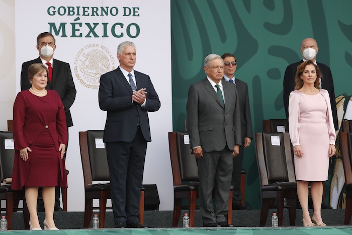 El Presidente de Cuba, Miguel Díaz-Canel, invitado especial, y el Presidente de México, Andrés Manuel López Obrador (c-d), junto a sus esposas, respectivamente Lis Cuesta Peraza (i), y Beatriz Gutiérrez Múller (d), participan en el Desfile Militar del 211 Aniversario de la Independencia de México, hoy, en el Zócalo de Ciudad de México (México). 