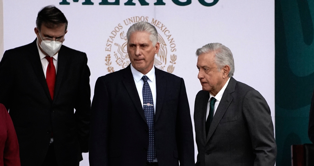 El Presidente cubano Miguel Díaz-Canel, en el centro, acompaña al Presidente de México, Andrés Manuel López Obrador, durante las celebraciones del Día de la Independencia en el Zócalo de la Ciudad de México, el jueves 16 de septiembre de 2021.