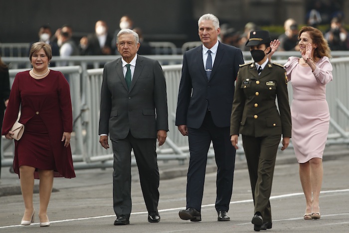 El Presidente De Cuba Miguel Díaz canel Invitado Especial Y El Presidente De México Andrés Manuel López Obrador d Junto a Sus Esposas Respectivamente Lis Cuesta Peraza i Y Beatriz Gutiérrez Múller d Participan En El Desfile Militar Del Aniversario De La Independencia De México Hoy En El Zócalo De Ciudad De México méxico