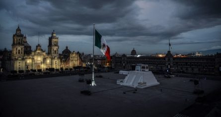 Bandera de México en el Zócalo de la Ciudad de México.