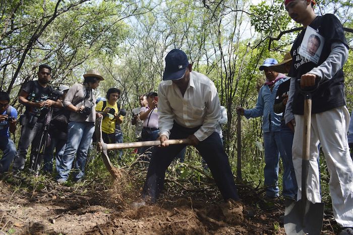 El grupo "Los Otros Desaparecidos" conformado para buscar a sus familiares, en sus jornadas por Iguala, Guerrero.