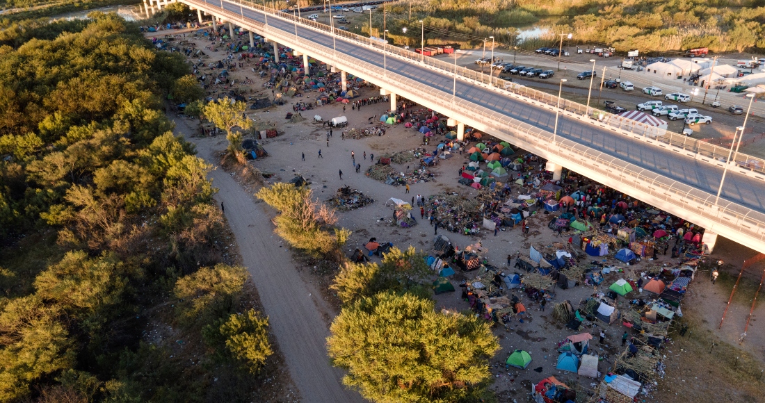 Migrantes, muchos de ellos haitianos, están acampados bajo el puente internacional Del Río cerca del río Bravo, jueves 23 de setiembre de 2021, en Del Río, Texas, EU.