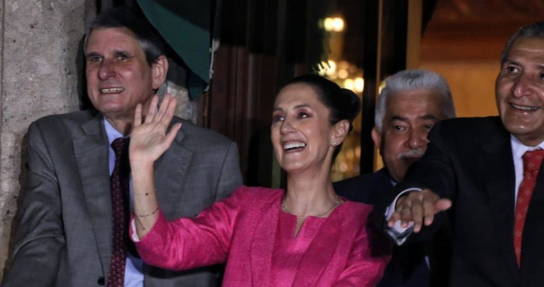 Claudia Sheinbaum, Jefa de Gobierno de la Ciudad de México, y Jesús María Tarriba Unger, doctor en Ciencia Física, durante la noche del Grito de Independencia en uno de los balcones de Palacio Nacional.