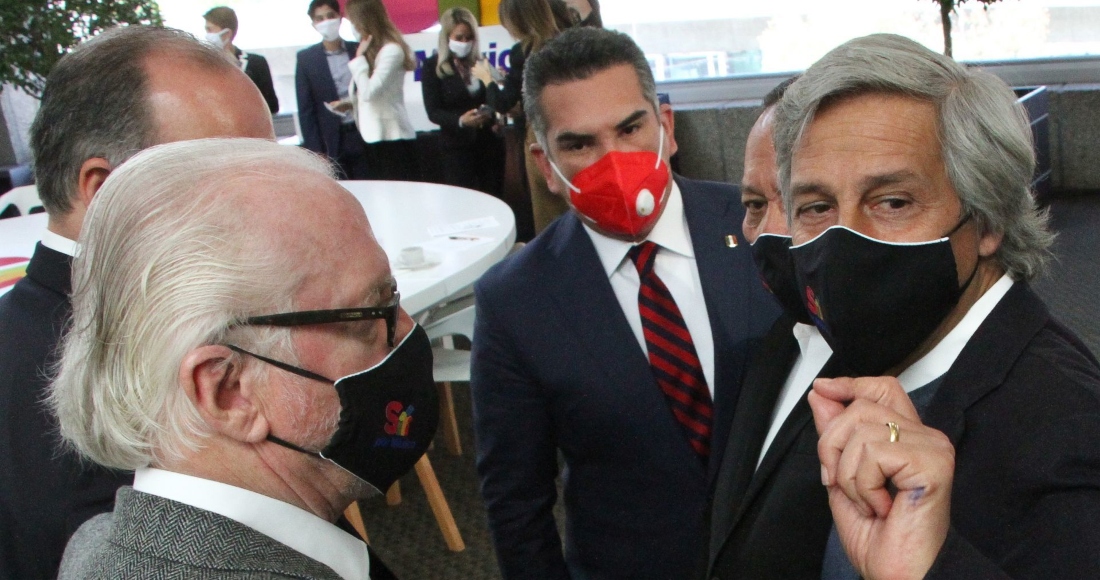 Alejando Moreno, líder del PRI; Jesús Zambrano, líder del PRD, y Claudio X. González Guajardo, al término de la convención de la iniciativa Sí por México, en el Hotel Royal.