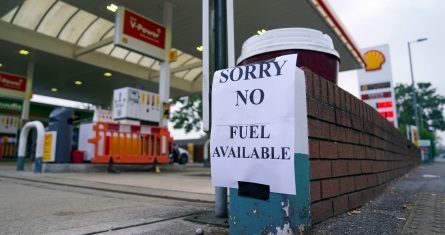 Un letrero que anuncia que no hay gasolina, el domingo 26 de septiembre de 2021, en una gasolinera de Bracknell, Inglaterra. Foto: Steve Parsons, PA vía AP