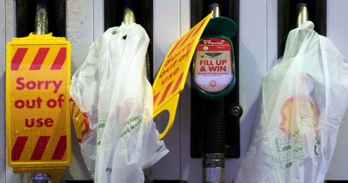 Surtidores cerrados en una gasolinera que se quedó sin combustible debido a las compras de pánico en Gran Bretaña, en Manchester, Inglaterra, el lunes 27 de septiembre de 2021.