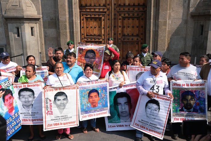 Los padres de los 43 normalistas desaparecidos de la Escuela Rural Raúl Isidro Burgos en Ayotzinapa, Guerrero, afuera de Palacio Nacional en noviembre de 2019.