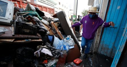 Habitantes de las colonias afectadas por las fuertes lluvias retiran escombros del lodo, el 9 de septiembre de 2021, en la ciudad de Tula, en Hidalgo (México).