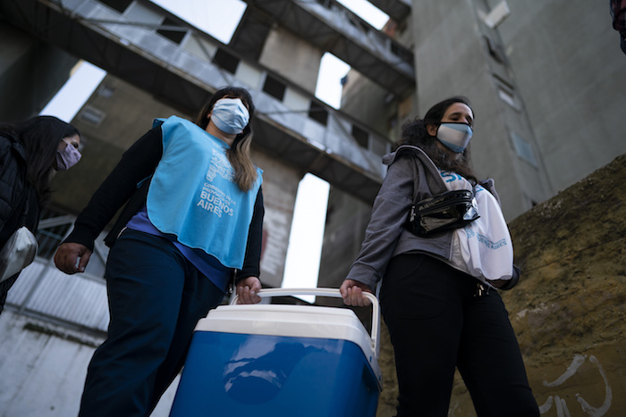 Las Enfermeras Llevan Una Hielera Con Dosis De La Vacuna Sinopharm Contra La Covid En El Barrio Fuerte Apache En La Provincia De Buenos Aires Argentina El Miércoles De Agosto De