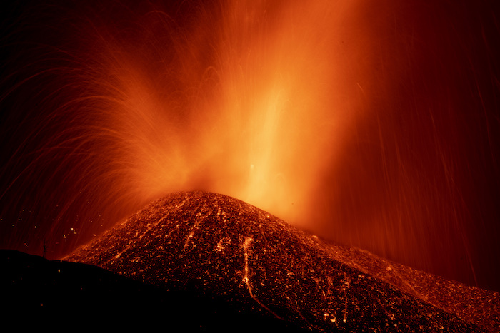 Lava de una erupción volcánica fluye en la isla de La Palma, en el archipiélago español de Islas Canarias, el jueves 23 de septiembre de 2021. 