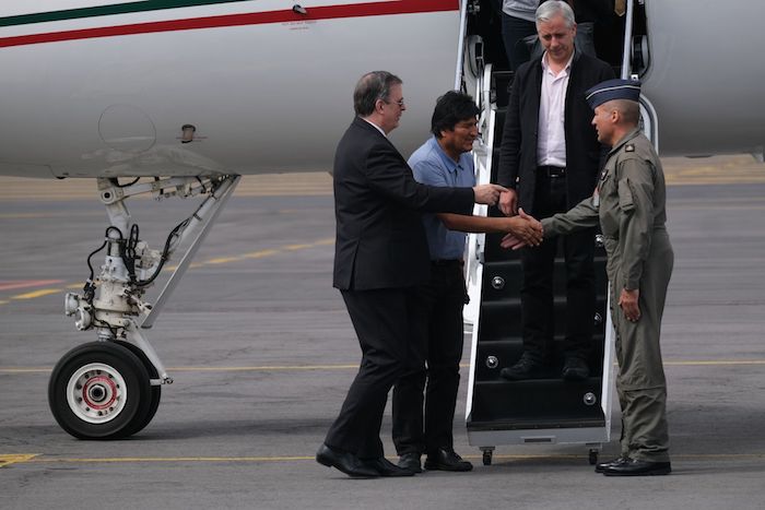 El Canciller mexicano Marcelo Ebrard fue el encargado de recibir a Evo Morales, expresidente de Bolivia, en la Ciudad de México.