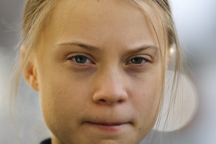 En esta fotografía de archivo del 24 de enero de 2020, la activista climática sueca Greta Thunberg posa para los medios cuando llega a una conferencia de prensa en Davos, Suiza. 