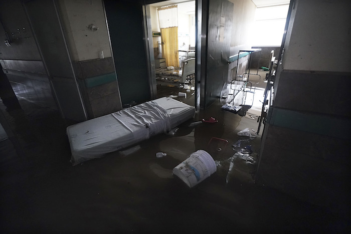 Habitaciones inundadas, camas dañadas por el agua y equipo en un hospital público de Tula, en el estado de Hidalgo, México, el martes 7 de septiembre de 2021. 