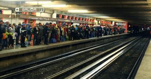 Hombre Se Arroja a Las Vías Del Metro