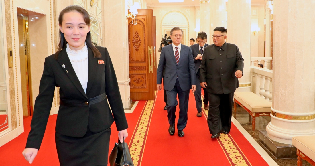 La hermana y mano derecha del líder norcoreano Kim Jong-un, Kim Yo-jong (d), caminaba delante de su hermano y del Presidente surcoreano, Moo Jae-in (c), antes de su reunión en la sede del Comité Central del Partido de los Trabajadores en Pionyang (Corea del Norte), en 2018.