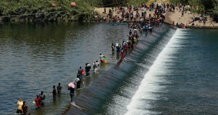 Foto tomada el 18 de septiembre del 2021 de un grupo de haitianos cruzando hacia Estados Unidos en Del Río, Texas.