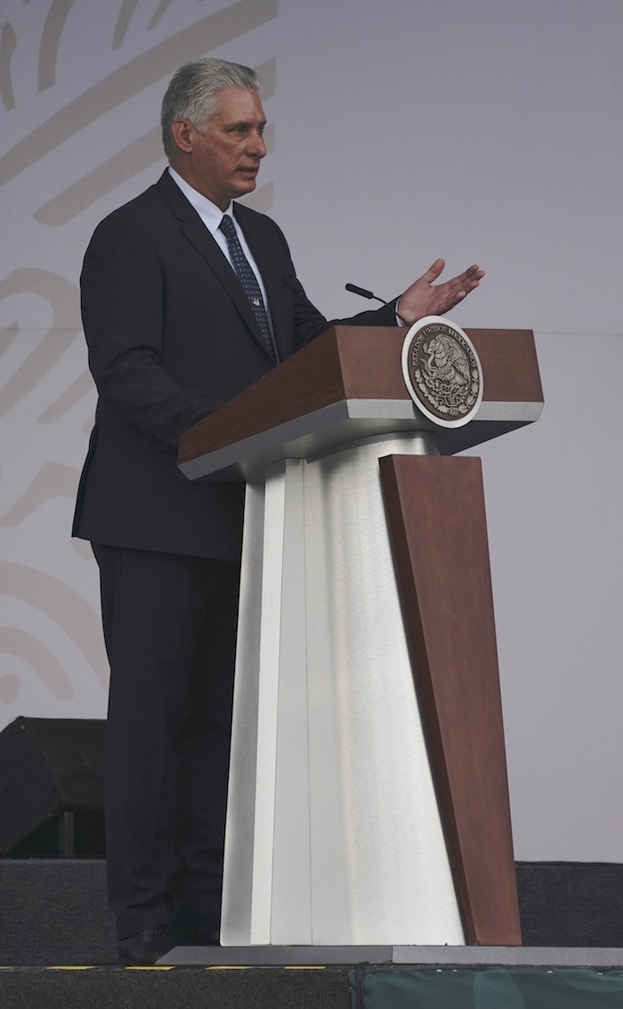 El Presidente cubano Miguel Díaz-Canel habla durante las celebraciones del Día de la Independencia de México en el Zócalo de la Ciudad de México, el jueves 16 de septiembre de 2021. 