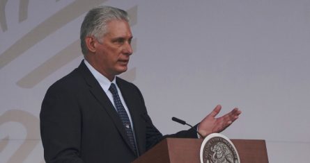 El Presidente cubano Miguel Díaz-Canel habla durante las celebraciones del Día de la Independencia de México en el Zócalo de la Ciudad de México, el jueves 16 de septiembre de 2021.