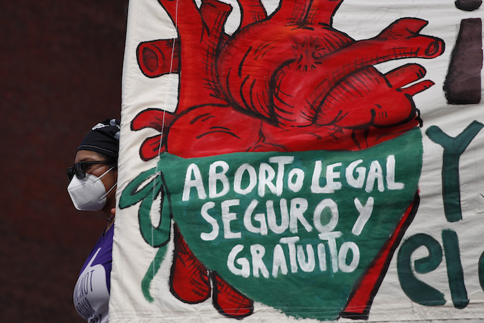 En esta fotografía de archivo del 28 de septiembre de 2020, una mujer sostiene una pancarta a favor de la legalización del aborto durante una manifestación frente al Congreso Nacional en el "Día por la Despenalización del Aborto en América Latina y el Caribe", en la Ciudad de México.