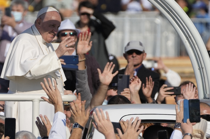 El Papa Francisco Llega Para Celebrar Una Misa En La Explanada Del Santuario Nacional En Sastin Eslovaquia El Miércoles De Septiembre De