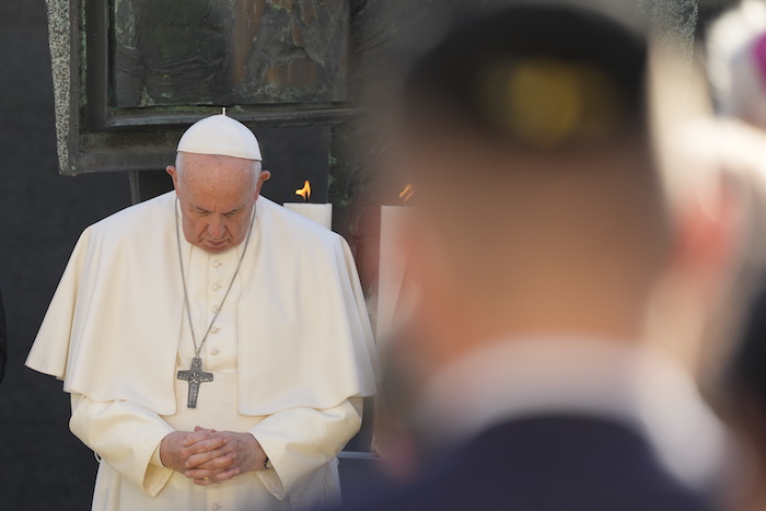 El Papa Francisco reza durante un encuentro con miembros de la comunidad judía en Bratislava, Eslovaquia, el lunes 13 de septiembre de 2021.