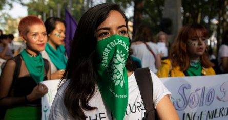 Fotografía de archivo en la que cientos de mujeres se manifiestan en la principales avenidas en la ciudad de Guadalajara, en el estado de Jalisco (México), para pedir la despenalización del aborto y un acceso libre a los servicios para la interrupción del embarazo.