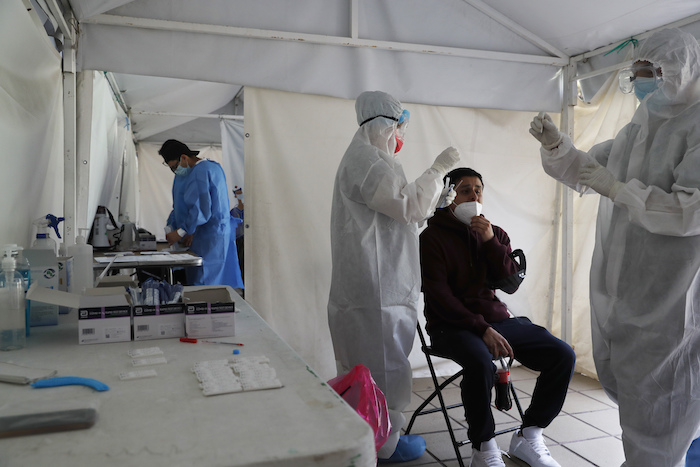 Los Trabajadores De Salud Recolectan Una Muestra De Hisopo Nasal Para Una Prueba De Covid En La Ciudad De México El Lunes De Agosto De