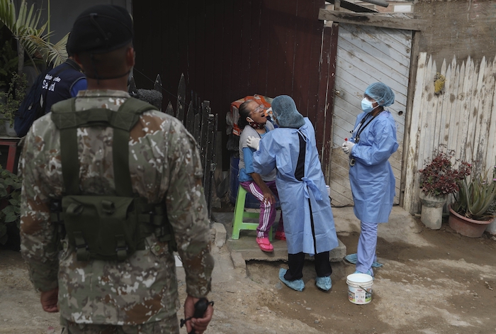 Escoltados Por Un Soldado Dos Médicos Toman Una Muestra a Juana Bovadilla De Años Durante Una Campaña De Pruebas Diagnósticas Contra La Covid En El Barrio Villa María Del Triunfo El Martes De Enero De En Lima Perú