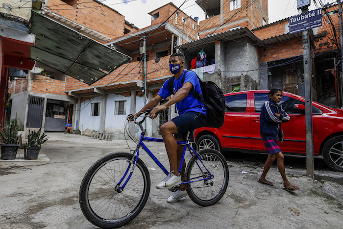 Jonathan Arcanjo Repartidor De La Empresa Favela Brasil Xpress Circula En Bicicleta Por Los Callejones De La Favela Paraisópolis De Sao Paulo Brasil Para Entregar Un Paquete El Martes De Agosto De En Medio De La Pandemia De Covid