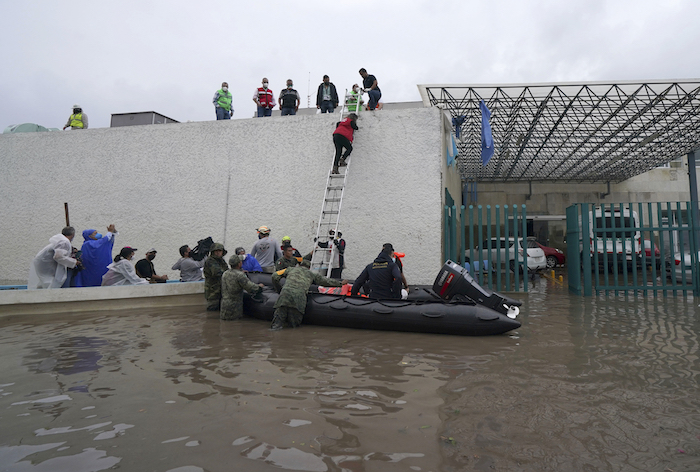 Soldados rescatan a trabajadores de salud en un bote inflable de un hospital inundado en Tula, en el estado de Hidalgo, México, el martes 7 de septiembre de 2021.