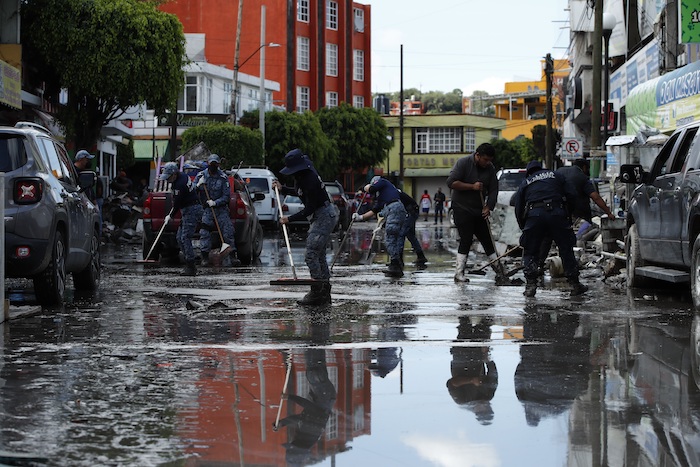 Habitantes de las colonias afectadas por las fuertes lluvias retiran escombros del lodo, el 9 de septiembre de 2021, en la ciudad de Tula, en Hidalgo (México).