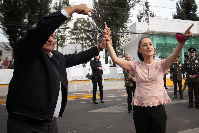 Andrés Manuel López Obrador, Presidente de México, y Claudia Sheinbaum, Jefa de Gobierno de la Ciudad de México, al finalizar la inauguración del Banco del Bienestar en Tláhuac, el pasado 29 de septiembre.