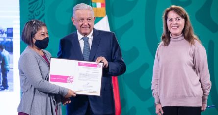 El Presidente Andrés Manuel López Obrador y Margarita González Sarabia, directora de Lotería Nacional (Lotenal) de México, durante la entrega de premios del más reciente sorteo.