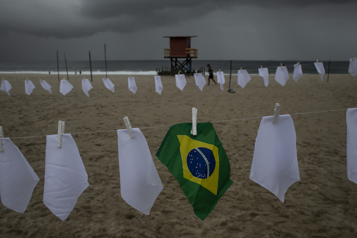 Una Bandera Brasileña Cuelga De Un Tendedero En La Playa De Copacabana En Medio De Pañuelos Blancos Que Representan a Las Personas Que Han Muerto Por Covid El Viernes De Octubre De En Río De Janeiro Brasil